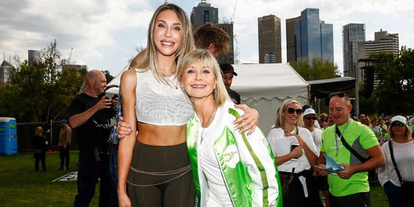 olivia newton johns daughter chloe is suffering from extreme memory loss since moms death