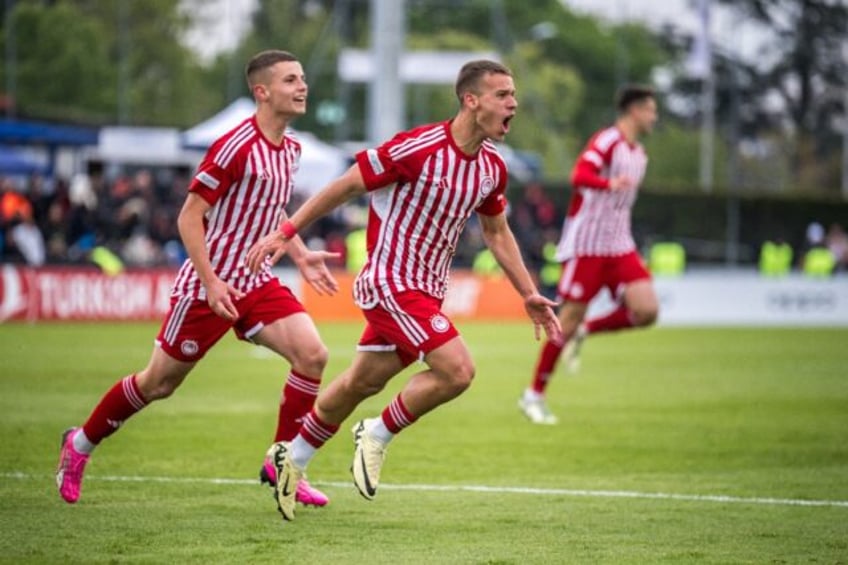 Olympiacos midfielder Theofanis Bakoulas (L) celebrates after scoring his team's third goa