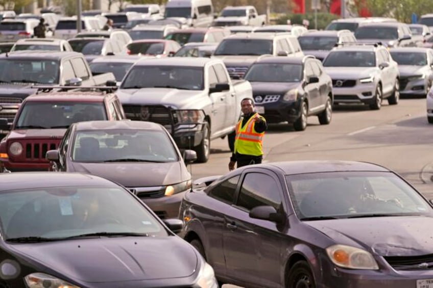 on the road again commuting makes a comeback as employers try to put pandemic in the rearview