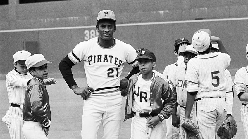 on this day in history august 18 1934 baseball star roberto clemente is born