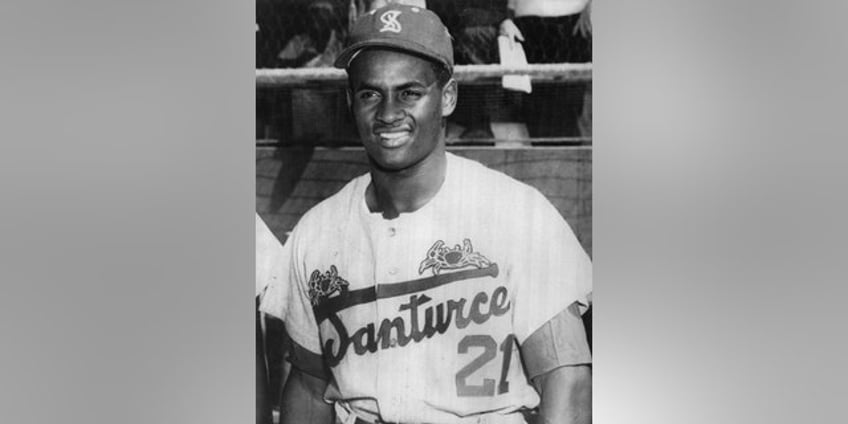 on this day in history august 18 1934 baseball star roberto clemente is born