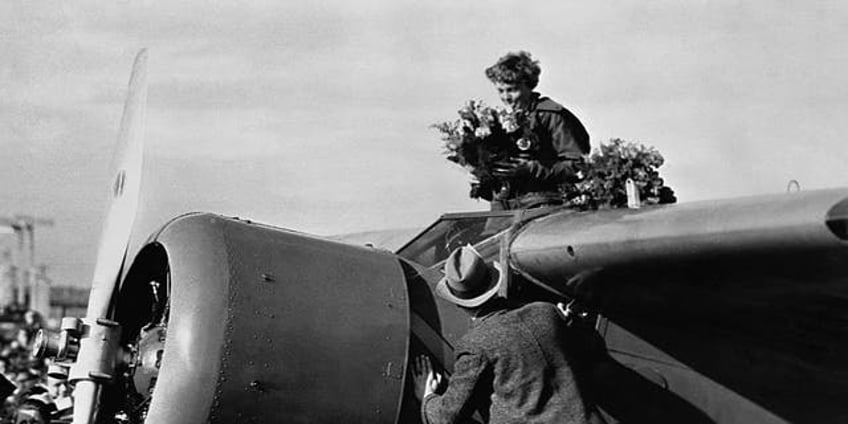 on this day in history august 24 1932 amelia earhart becomes first woman to fly solo coast to coast