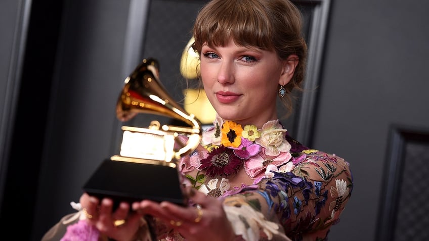 Taylor Swift holding Grammy
