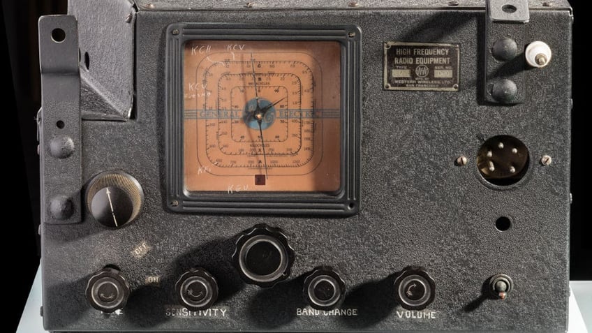 Airplane radio receiver