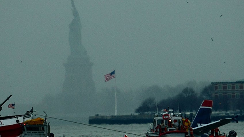 statue of liberty us airways flight landing