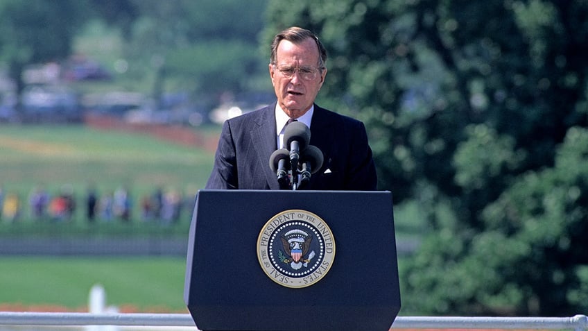 on this day in history july 26 1990 president george hw bush signs americans with disabilities act