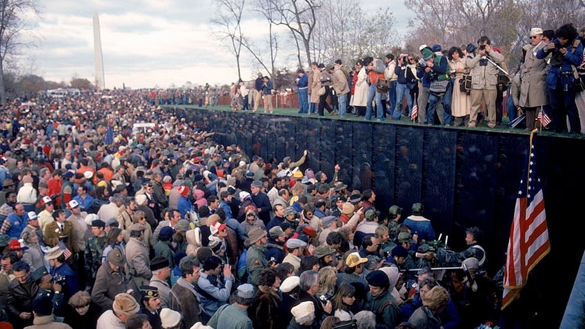 on this day in history november 13 1982 vietnam veterans memorial is dedicated in washington dc