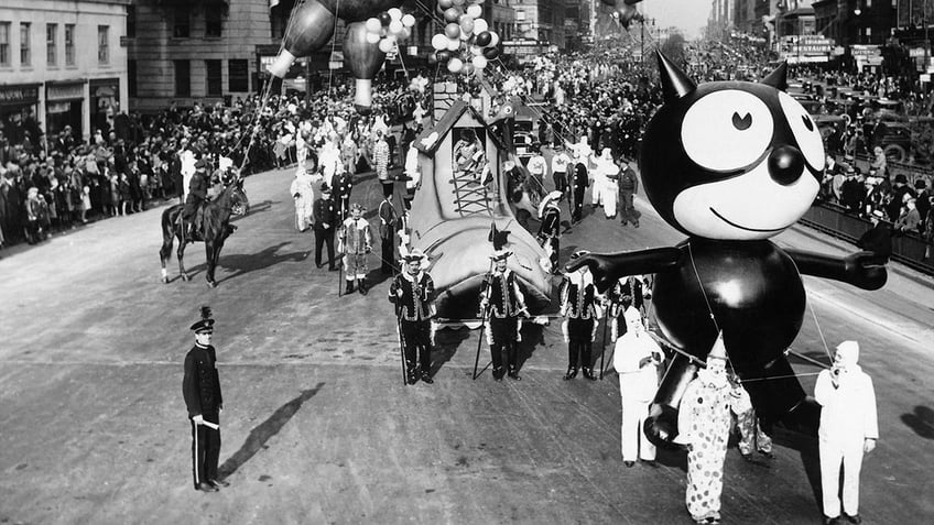 on this day in history november 27 1924 the first macys thanksgiving day parade is held in nyc