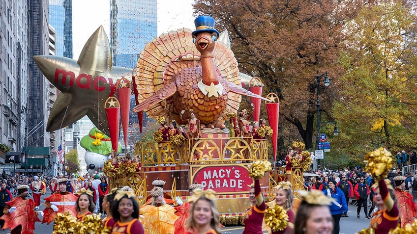 on this day in history november 27 1924 the first macys thanksgiving day parade is held in nyc