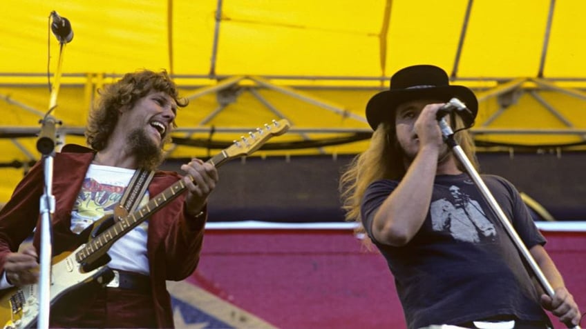 on this day in history october 20 1977 lynyrd skynyrd bandmates killed in horrific plane crash