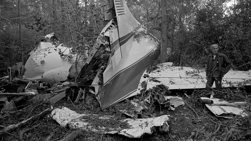 on this day in history october 20 1977 lynyrd skynyrd bandmates killed in horrific plane crash