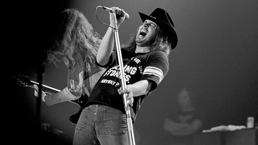 on this day in history october 20 1977 lynyrd skynyrd bandmates killed in horrific plane crash