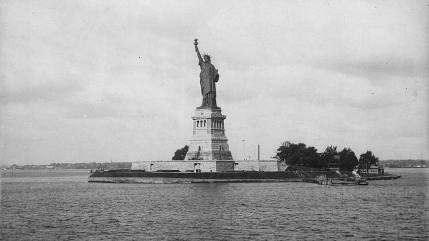 on this day in history october 28 1886 statue of liberty is unveiled to the us