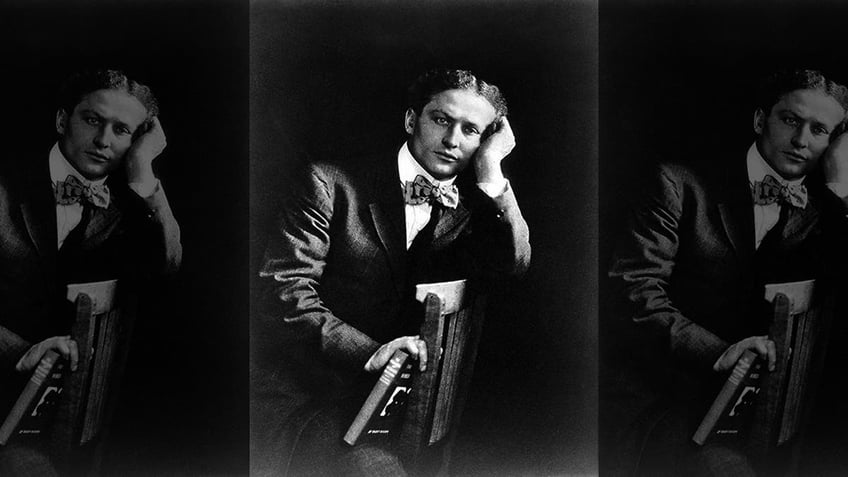 on this day in history october 31 1926 escape artist harry houdini shackled eternally by grim reaper