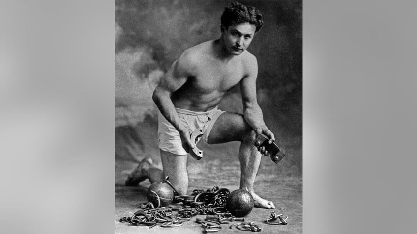 on this day in history october 31 1926 escape artist harry houdini shackled eternally by grim reaper