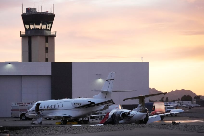 one dead four injured as private jets collide at arizonas scottsdale airport