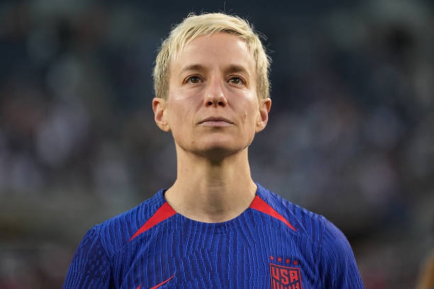 one last insult megan rapinoe does not sing or put hand over heart during her final national anthem