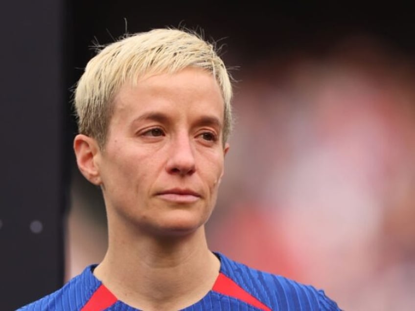 one last insult megan rapinoe does not sing or put hand over heart during her final national anthem