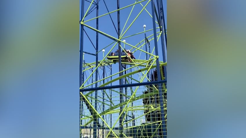 operators at washington state fair forced to manually push roller coaster after it breaks down in midair