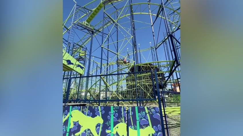 operators at washington state fair forced to manually push roller coaster after it breaks down in midair