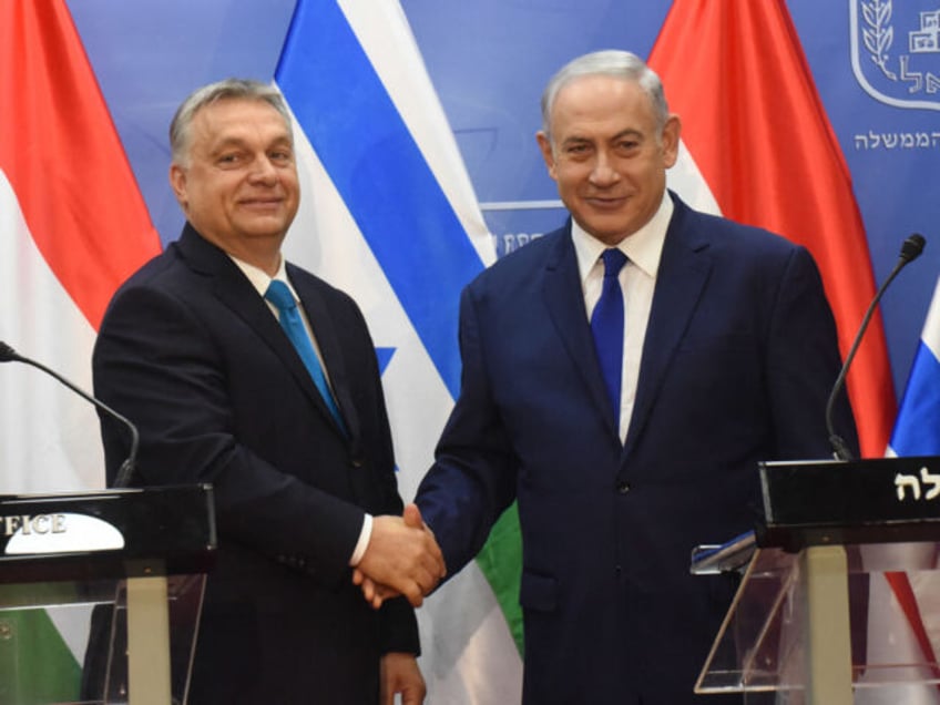 Hungarian Prime Minister Viktor Orban (L) and Israeli Prime Minister Benjamin Netanyahu (R