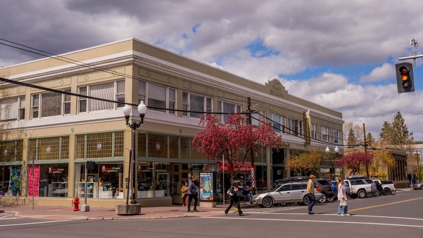 oregon college student falls to his death after climbing mountain