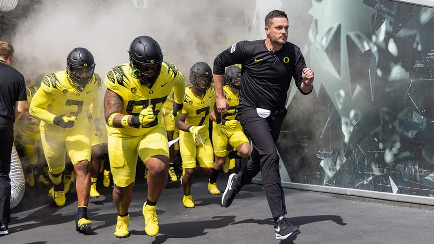 oregon mascot completes over 500 push ups thanks to teams onslaught vs portland state