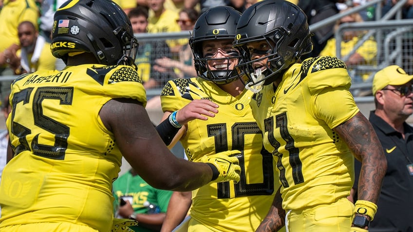 oregon mascot completes over 500 push ups thanks to teams onslaught vs portland state