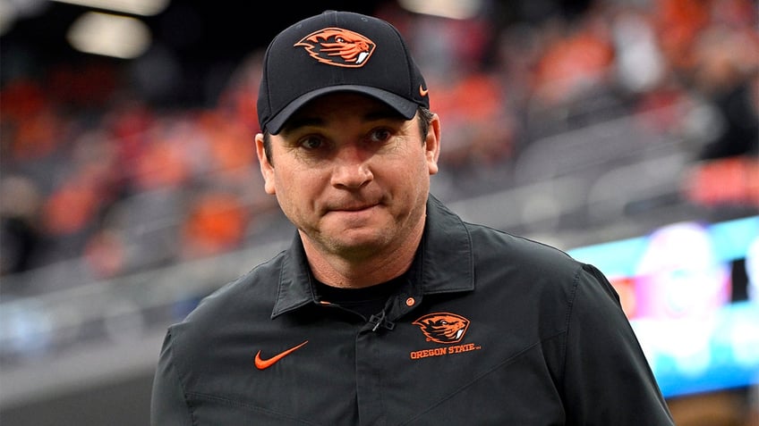 oregon state coach jonathan smith issues an apology after making milking gesture during game against utah