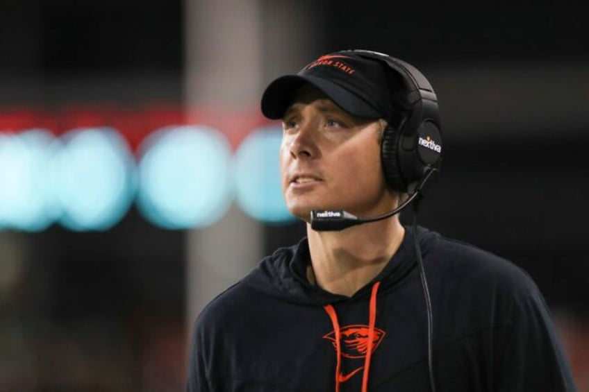 oregon state promotes defensive coordinator trent bray to head coach