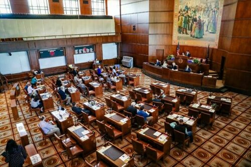 oregon supreme court blocks 10 republicans from running for reelection