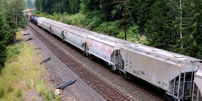 oregon train crash leaves 3 dead 1 airlifted to hospital tragic and unfortunate