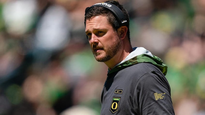 oregons dan lanning has no regrets over colorado jab says wasnt aimed at current team or deion sanders