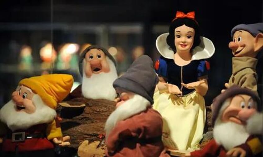 original snow white directors son slams disneys 2024 remake insulting disgrace