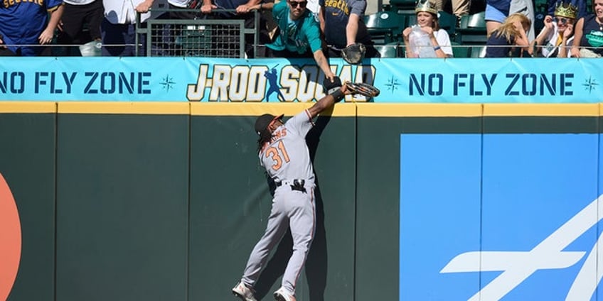 orioles cedric mullins makes leaping catch hits go ahead home run vs mariners