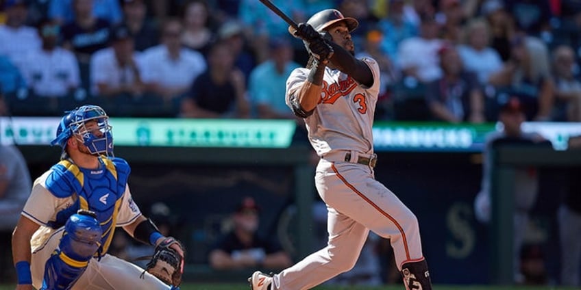 orioles cedric mullins makes leaping catch hits go ahead home run vs mariners