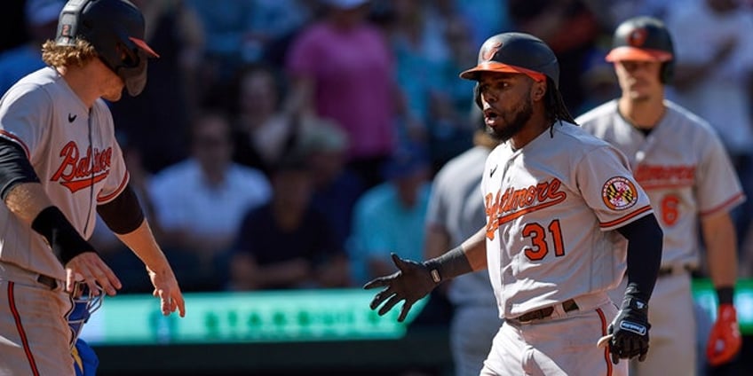 orioles cedric mullins makes leaping catch hits go ahead home run vs mariners