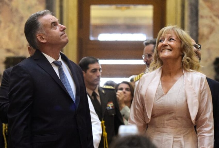 New Uruguayan president Yamandu Orsi (L) and Vice President Carolina Cosse attend a sweari