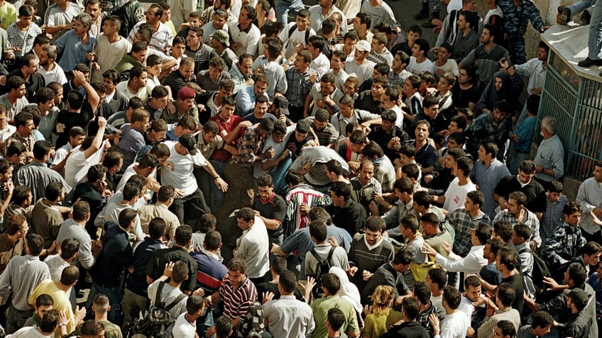 Palestinians lynch ramallah 2000