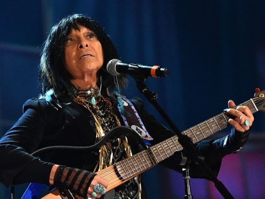 oscar winning musician buffy sainte marie accused of faking indigenous identity