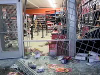 Over 100 looters ransack AutoZone in possible LA street takeover