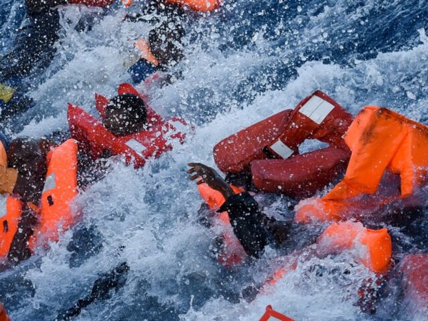 over 2500 migrants have drowned or disappeared in mediterranean sea this year un reports