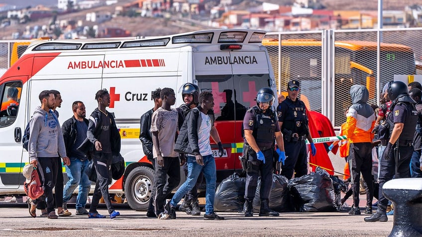 over 500 migrants arrive at spanish canary islands in 24 hours