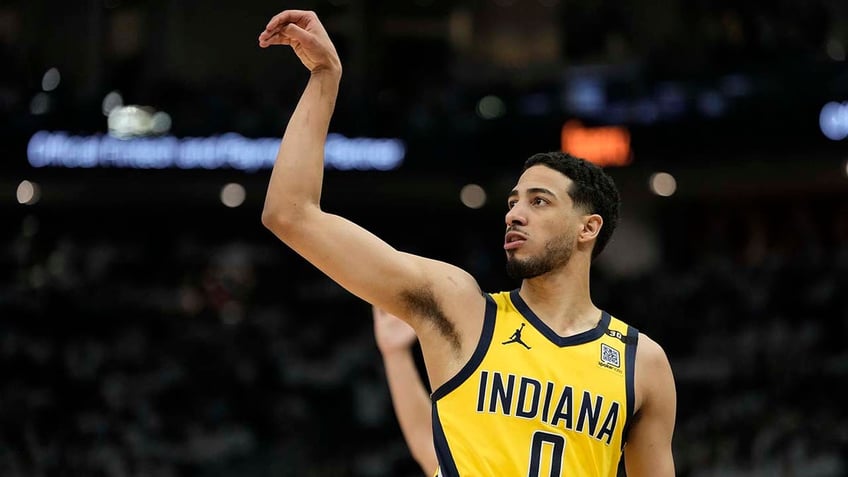 Tyrese Haliburton shoots