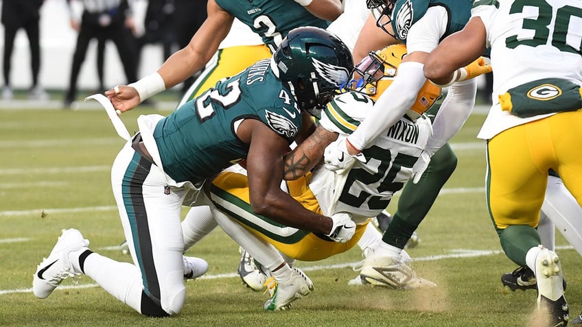 Packers players gets tackled