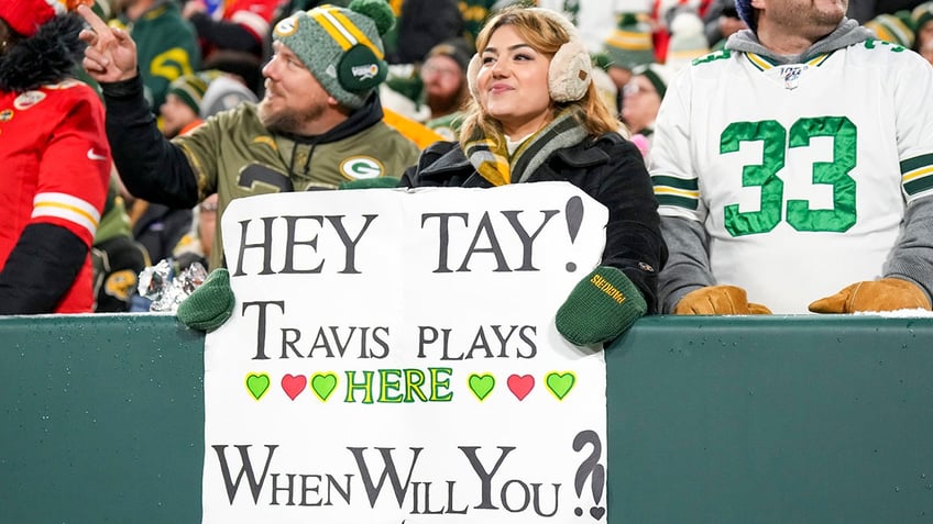 packers fans troll taylor swift at lambeau field we wanna see simone