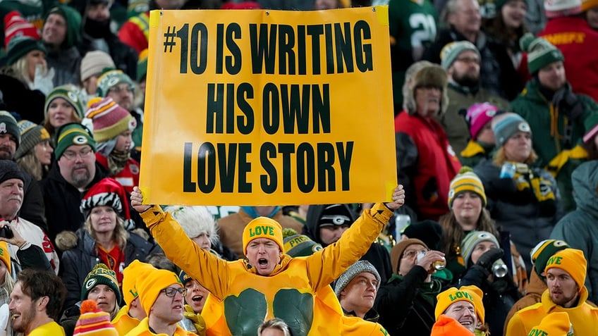 packers fans troll taylor swift at lambeau field we wanna see simone