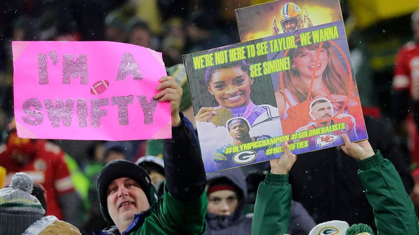 packers fans troll taylor swift at lambeau field we wanna see simone