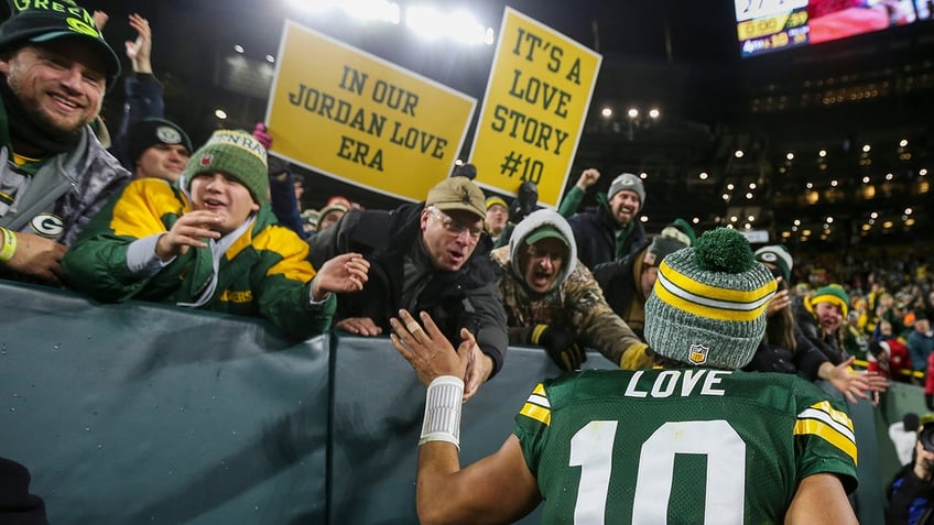 packers fans troll taylor swift at lambeau field we wanna see simone