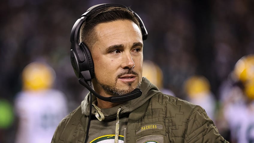 Matt LaFleur coaches against the Eagles